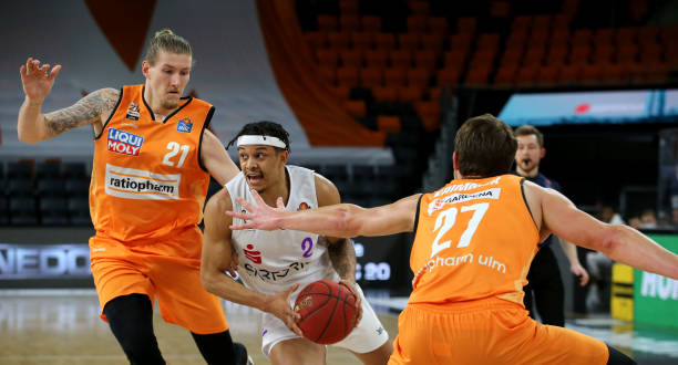 双后腰的保 双后腰的保